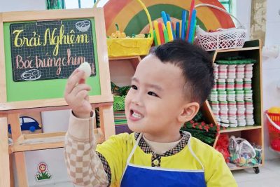 Hoạt động trải nghiệm cho trẻ mầm non là các hoạt động học mà chơi, chơi mà học, giúp trẻ tự mình khám phá, quan sát, tương tác với môi trường, đồ vật, con người, từ đó tự rút ra bài học, hình thành kỹ năng sống, tư duy độc lập, sự tự tin và phát triển toàn diện, thay vì chỉ tiếp nhận kiến thức thụ động. Nó giúp trẻ học qua hành động, sử dụng các giác quan (nghe, nhìn, chạm, ngửi, nếm) một cách tổng hợp, ghi nhớ lâu hơn, và làm việc học trở nên thú vị.   Trẻ được trải nghiệm thực tế sẽ giúp phát triển tư duy đa chiều và kỹ năng giải quyết vấn đề cho trẻ, giúp trẻ hiểu rõ vấn đề và dễ dàng áp dụng vào thực tế thông qua những việc mà trẻ tận mắt nhìn thấy, nghe thấy, được chạm vào và cảm nhận.             Thông qua hoạt động vui chơi trải nghiệm trẻ được trực tiếp quan sát, tiếp xúc với vật thật, biết về thực tế, tìm hiểu và tham gia các hoạt động trực tiếp với môi trường xung quanh để thoả mãn tính tò mò, muốn tìm hiểu và phát huy tích cực tính khám phá, sáng tạo của trẻ. Dưới đây là một số hình ảnh hoạt động trải nghiệm “Bóc trứng chim cút” của các bé lớp 2 tuổi.